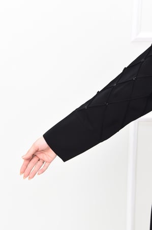 عباية مناسبات بتطريز مميز على الأكمام