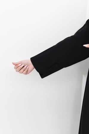 عباية نواعم: تصميم مغلق مع كسرة أمامية