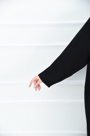 عباية كريب سادة بتفاصيل ثنيات مميزة