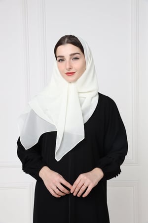 طرحة بلون سكري