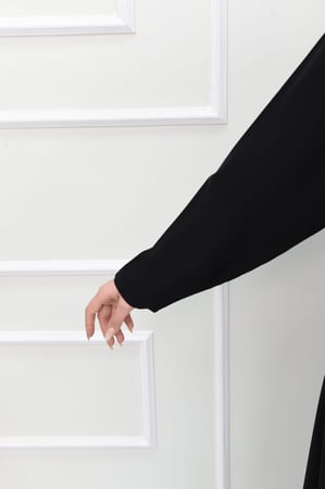 عباية سادة سوداء بقصة كلوش