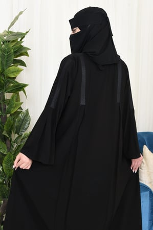 عباية كلوش مع كسرات مزينة بكلف ساحرة