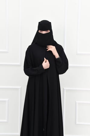 عباية سادة سوداء بقصة كلوش
