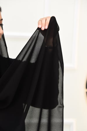 طرحة سوداء من قماش داليا كوري بلمسة ستان على الحواف