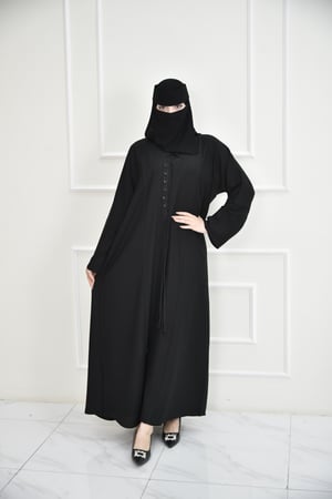 عباية سادة مزينة بأزرار على الصدر