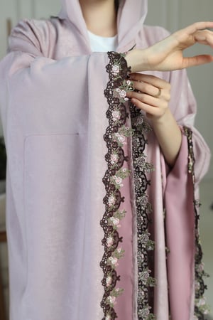 عباية بشت شمواه بلون بينك مزينة بكلفة