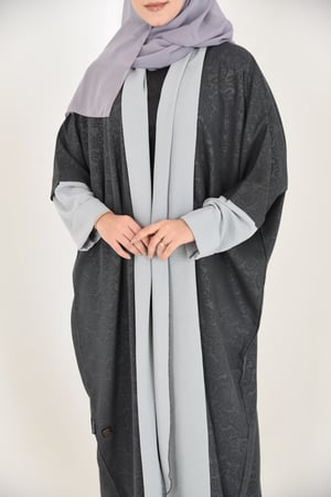 عباية نص بشت بلون رصاصي مشجر مع  بندة واكمام سماوية