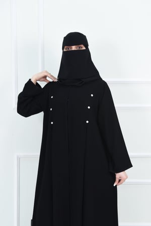 عباية مع كسرات وتصميم كلوش مزينة بأزرار بيضاء