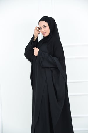 عبايه سادة نص بشت بباندة مقفلة واكمام كسرات