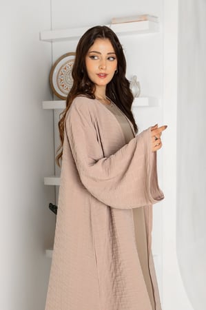 عباية ساحرة بلون بيج بقماش مموج