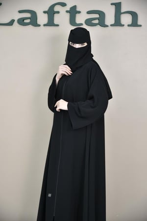 عباية ساده بتصميم كلوش مع سحاب وأكمام مربعة