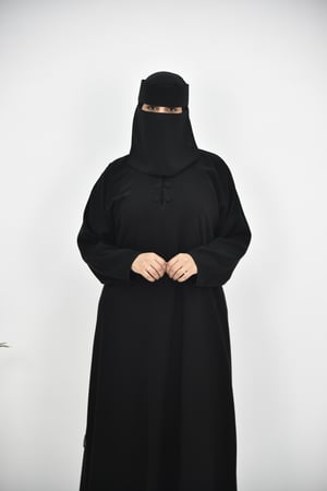 عباية سادة مغلقة مع أزرار قماشية وطقطق علوي