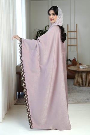 عباية بشت شمواه بلون بينك مزينة بكلفة