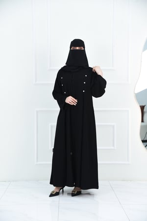 عباية مع كسرات وتصميم كلوش مزينة بأزرار بيضاء