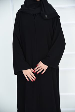 عباية سادة بتثنبات طولية على الجوانب