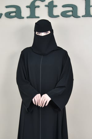 عباية ساده بتصميم كلوش مع سحاب وأكمام مربعة