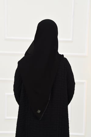 طرحة سوداء من قماش داليا كوري بلمسة ستان على الحواف