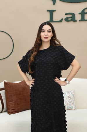 فستان داخلي نص كم على شكل طبقات مربعه