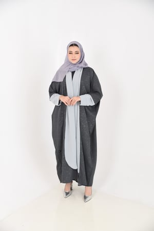 عباية نص بشت بلون رصاصي مشجر مع  بندة واكمام سماوية