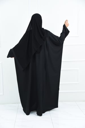 عبايه سادة نص بشت بباندة مقفلة واكمام كسرات