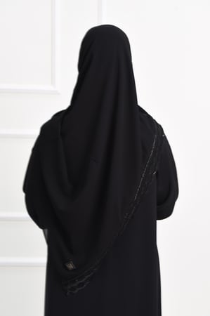 طرحة سوداء بكلفة مطرزة بالخرز على الحواف