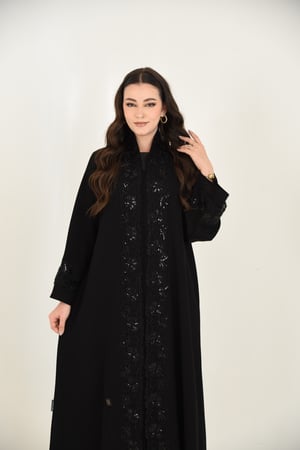 عباية أنيقة بكلفة فخمة من الأمام والكم