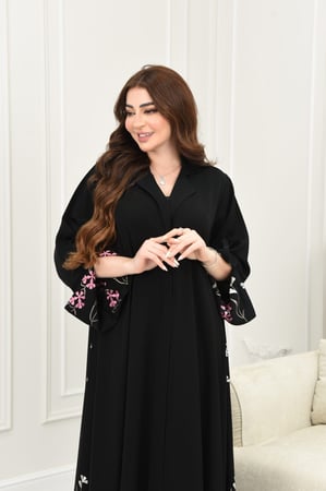 عباية سوداء بتطريزات ملونة ساحرة
