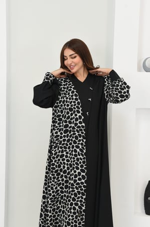 عباية بتصميم متناغم بألوان أسود وأوف وايت