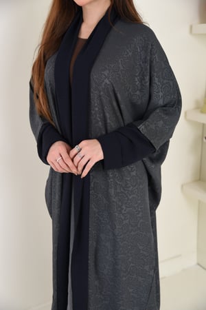 عباية نص بشت بلون رصاصي مشجر مع بندة واكمام كحلي