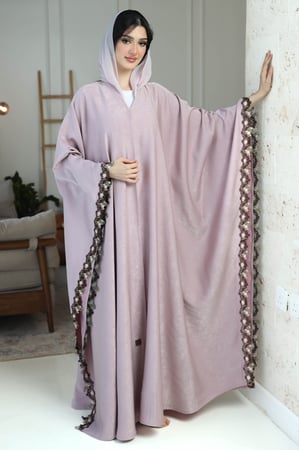 عباية بشت شمواه بلون بينك مزينة بكلفة