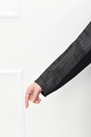 عباية جاكار مقلمة بالاوف وايت بتفاصيل قماش سادة