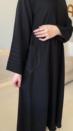 عباية عملية نص كلوش بسحاب مخفي وجيوب بارزة \ رقمها 134