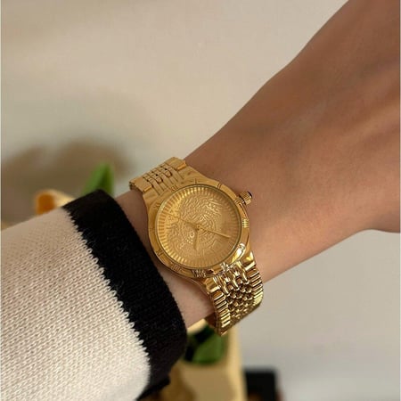 ساعة نسائية بتصميم الجنيهات للميناء الداخلي