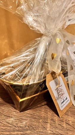خدمة رمزية ( تغليف الهدايا لأحبابك ) حتى لو أوقية عود