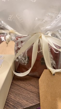 خدمة رمزية ( تغليف الهدايا لأحبابك ) حتى لو أوقية عود