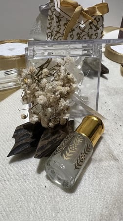 توزيعات بوكس أكريلك عود ومسك ١٢ حبة في صينية مغلفة