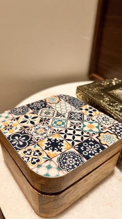 بوكس (صندوق) مربع  خشب بغطاء صدفي  متصل به وفخم جدااا