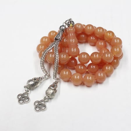 مسباح مسكي بلون عسلي بحبات دائرية وشرابة تراثية