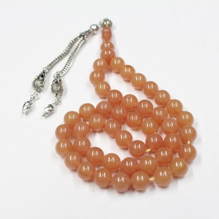 مسباح مسكي بلون عسلي بحبات دائرية وشرابة تراثية