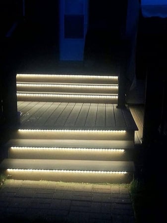 شريط إضاءة LED خارجي يعمل بالطاقة الشمسية بطول 10 متر - مقاوم للماء مع جهاز تحكم عن بعد - إضاءة صفراء دافئة (Warm White)