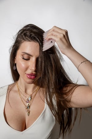 مشط من حجر الروز كوارتز