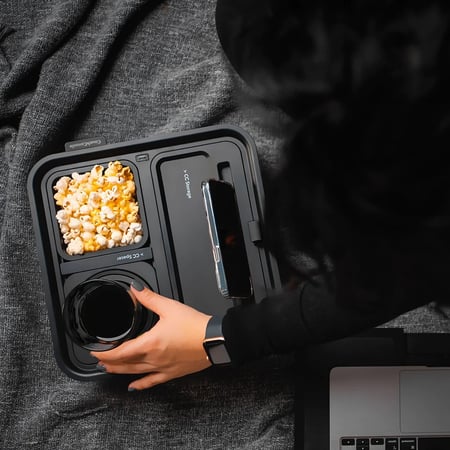 كاوتش كونسول منظم للمشروبات والاكل مع حامل اكواب مانع للاهتزاز وستاند للجوال CouchConsole لون اسود/برتقالي