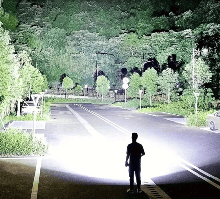 كشاف P99 كشاف ليد للرحلات عالي السطوع ببطاريتين شحن واضاءة قوية مزود بخاصية الزوم