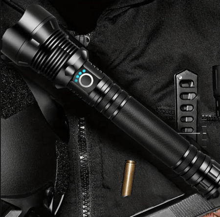 كشاف P99 كشاف ليد للرحلات عالي السطوع ببطاريتين شحن واضاءة قوية مزود بخاصية الزوم