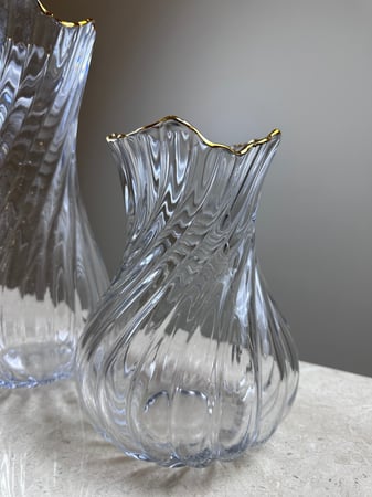 مزهرية زجاجية بحواف ذهبية