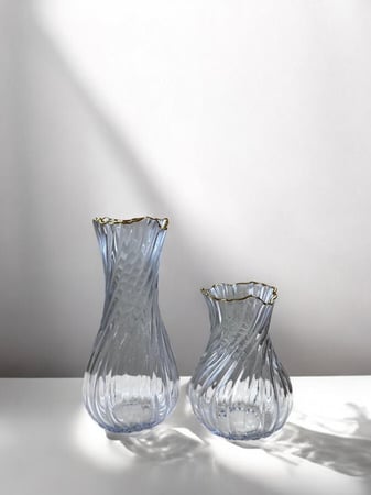 مزهرية زجاجية بحواف ذهبية