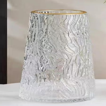 مزهرية زجاجية بحواف ذهبيه