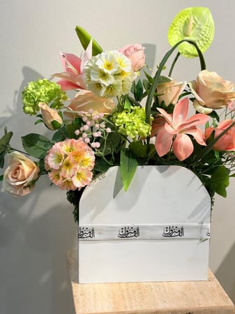 مزهريه ورد مُنسق بالزهور الصناعية