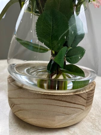 مزهرية زجاجية مع قاعدة خشبية