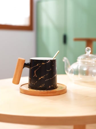 كوب سيراميك رخامي بمقبض خشبي وقاعدة وملعقة 235مل - اسود
